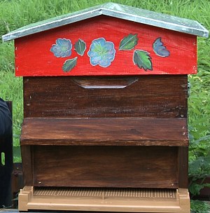 La ruche Voirnot est une ruche vraiment appréciable quand on habite la montagne ou pour l'hivernage des abeilles. Je vous recommande cependant d'adopter la ruche Voirnot-Nicollet, plus adamptée encore dans une apiculture moderne, voir la page suivante