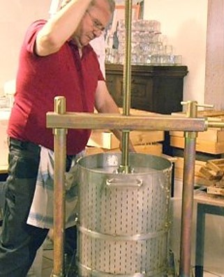 Miels en rayons, miels pressés à froid sont des miels de haut de gamme le pressage à froid du meil est une longue opération