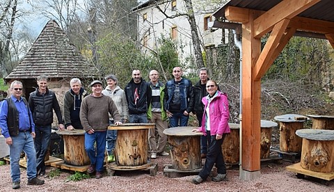 La ruche-tronc à cadres standards La ruche tronc NICOLLET boulverse l'apiculture écologique