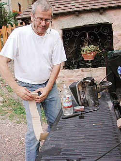 Une fois votre bandelette coupée, roulez-la de manière très serrée pour former un rouleau..