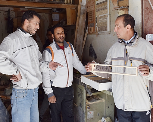 Abdelrhanni présente les cadres prototypes de la haussette Bernard